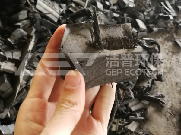 廢舊輪胎粉碎整套設(shè)備多少錢？